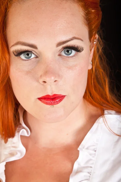 Kızıl saçlı kız pin-up tarzı portre