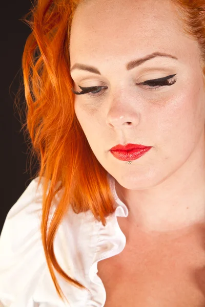 Kızıl saçlı kız pin-up tarzı portre