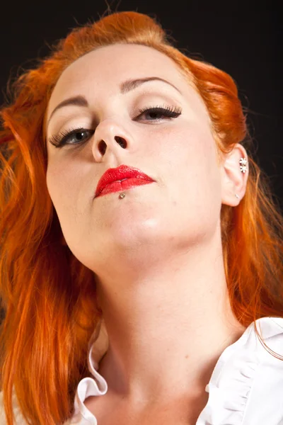 Kızıl saçlı kız pin-up tarzı portre