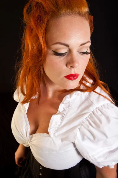 Kızıl saçlı kız pin-up tarzı portre