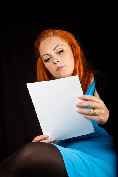 Red hair girl reading a letter — Stock Photo, Image