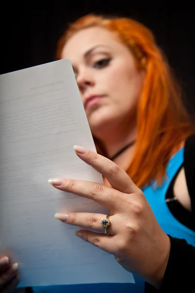 Rött hår tjej läser ett brev — Stockfoto