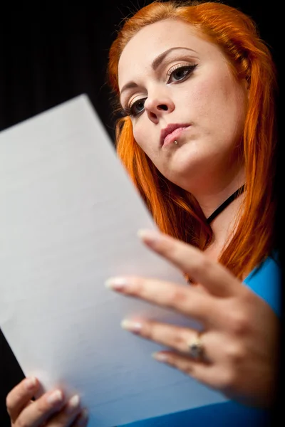 Rött hår tjej läser ett brev — Stockfoto