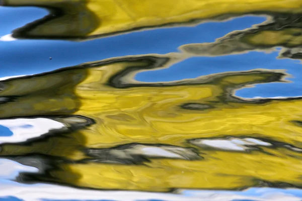 Reflectie op een meer in Denemarken met blauwe kleur — Stockfoto