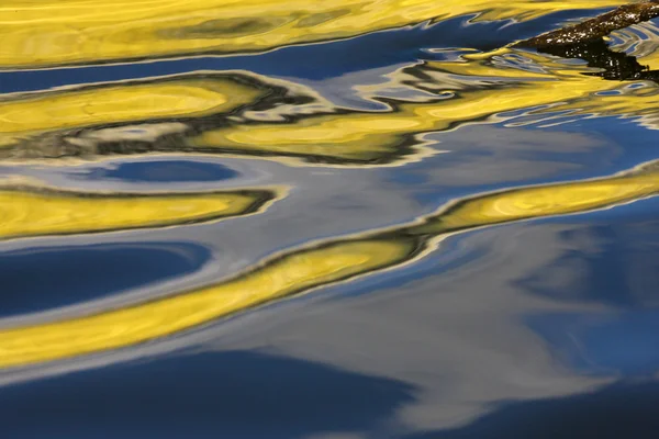 Riflessione su un lago in Danimarca con colore blu — Foto Stock