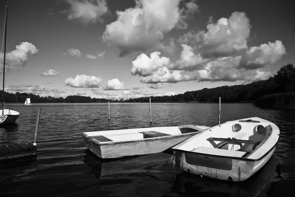 Barche colorate su un lago con cielo blu nuvoloso in Danimarca — Foto Stock