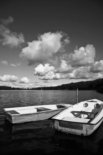 Barevné lodě na jezero s cloudy modré oblohy v Dánsku — Stock fotografie