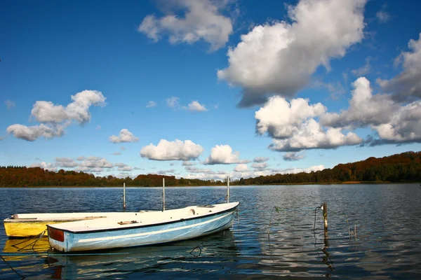 Barevné lodě na jezero s cloudy modré oblohy v Dánsku — Stock fotografie