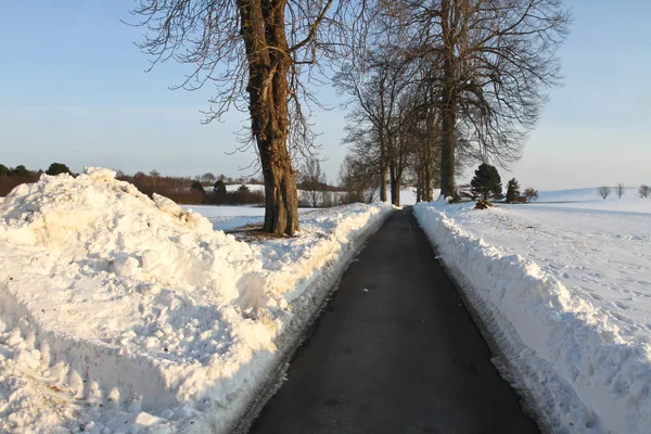 Drumul în zăpadă iarna — Fotografie, imagine de stoc