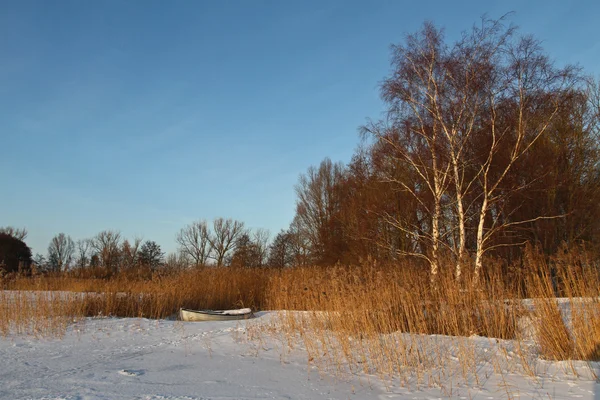 Boot op het meer in de winter — Stockfoto