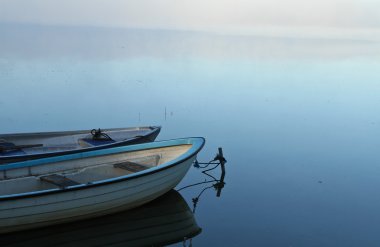 Boş tekne ile göl