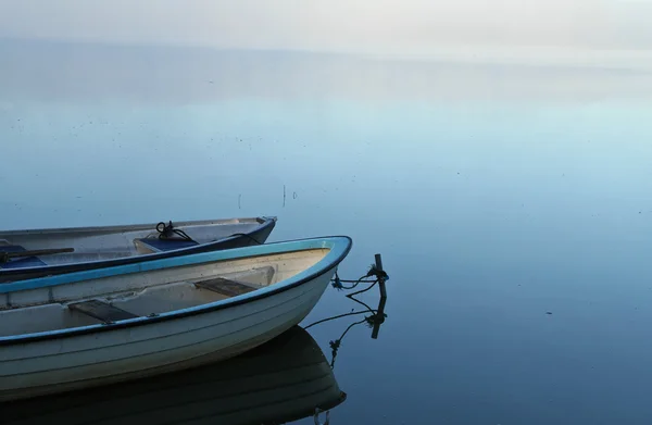 Озеро з порожніми човнами — стокове фото