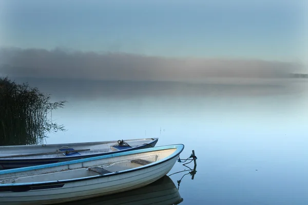 Lac avec des bateaux vides — Photo