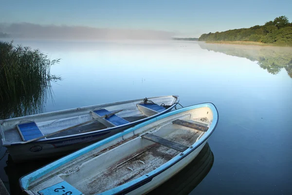 Озеро с пустыми лодками — стоковое фото