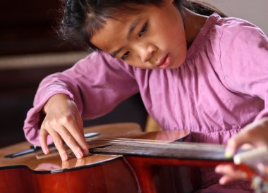 Gitar çalan tatlı kız.