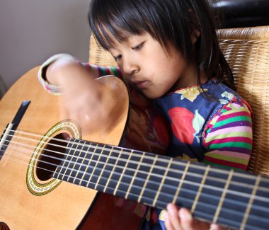 Gitar çalan tatlı kız.