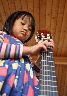 Gitar çalan tatlı kız.