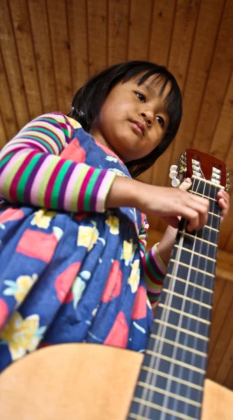 Gitar çalan tatlı kız.