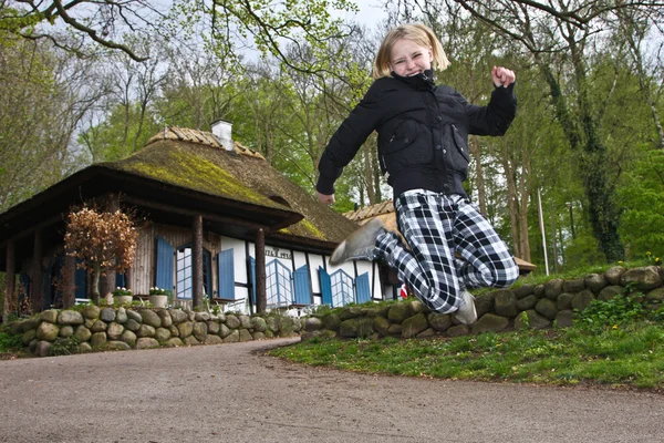 Dívka skákající do vzduchu — Stock fotografie