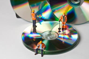 CD ile minyatür çalışanları