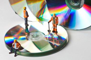 CD ile minyatür çalışanları
