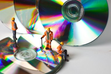CD ile minyatür çalışanları