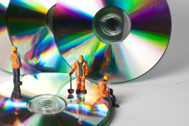 CD ile minyatür çalışanları