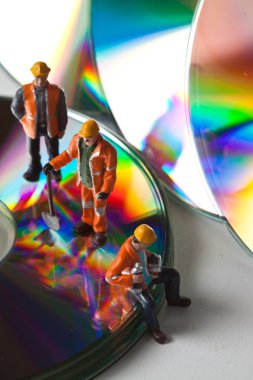 CD ile minyatür çalışanları