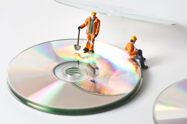 CD ile minyatür çalışanları