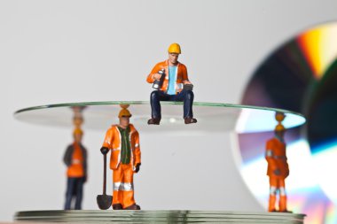 CD ile minyatür çalışanları