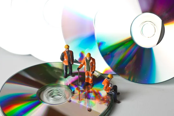 Miniaturarbeiter mit CDs — Stockfoto