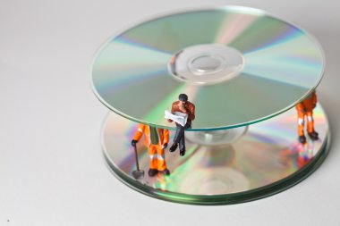 CD ile minyatür çalışanları