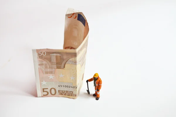 Pessoas em miniatura em acção com notas de euro — Fotografia de Stock