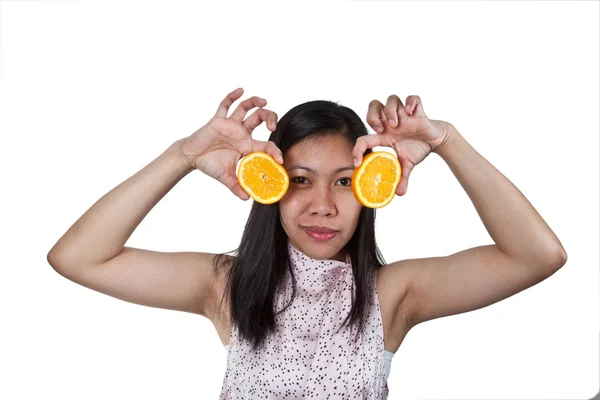 Retrato de uma menina asiática brincando com uma laranja — Fotografia de Stock