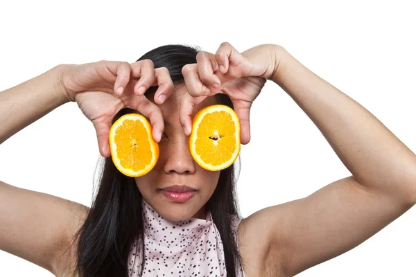 Portakal ile oynarken bir Asyalı kız portresi — Stok fotoğraf