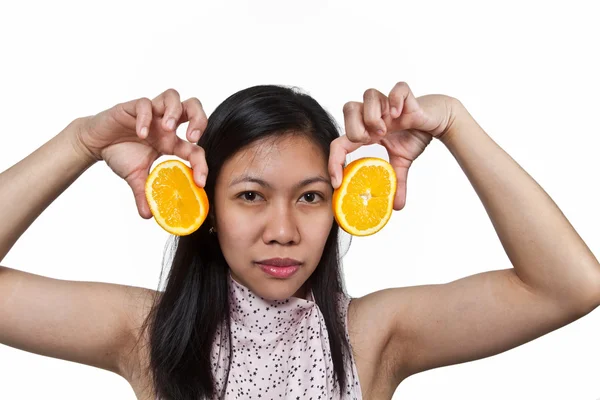 Retrato de uma menina asiática brincando com uma laranja — Fotografia de Stock