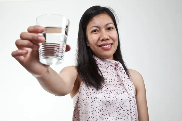 Ritratto di una ragazza asiatica con in mano un bicchiere d'acqua — Foto Stock