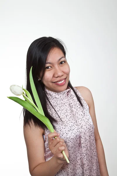 Retrato de una chica asiática con tulipanes blancos —  Fotos de Stock