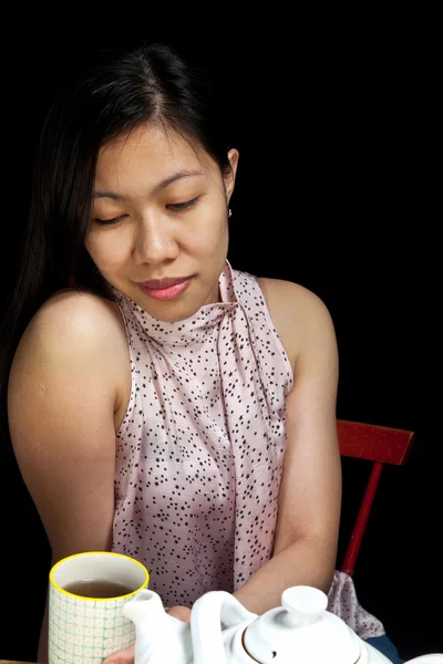 Retrato de uma menina asiática bebendo chá — Fotografia de Stock