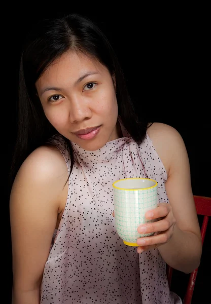 Retrato de una chica asiática bebiendo té —  Fotos de Stock
