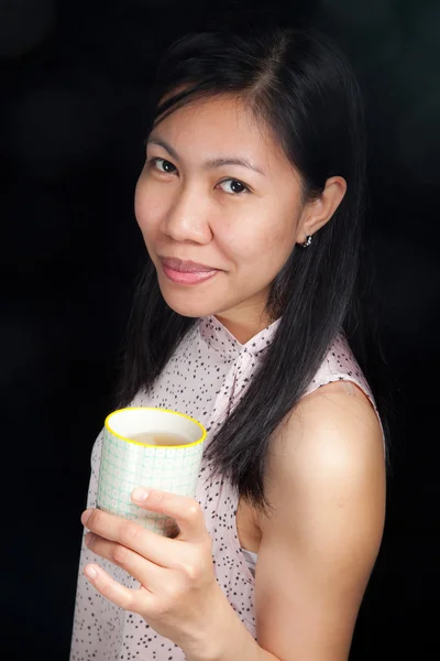 Retrato de una chica asiática bebiendo té —  Fotos de Stock