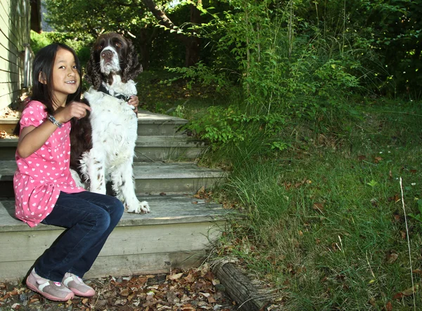 Chica sentada con su perro — Foto de Stock