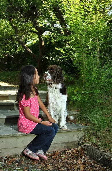Flicka sitter med sin hund — Stockfoto