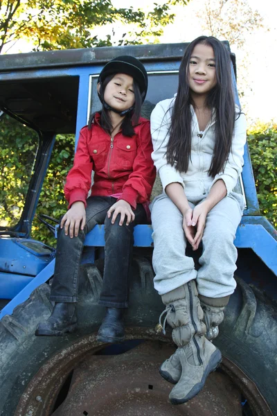 Zwei Mädchen am Traktor — Stockfoto