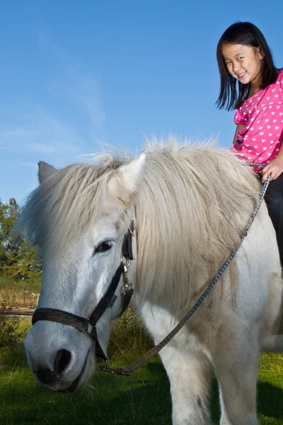 Fille monter un cheval blanc — Photo