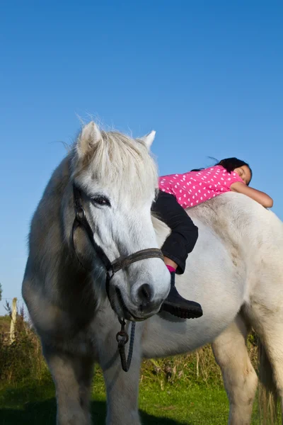 Fille monter un cheval blanc — Photo