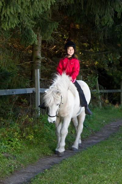 Mädchen reitet ein weißes Pferd — Stockfoto