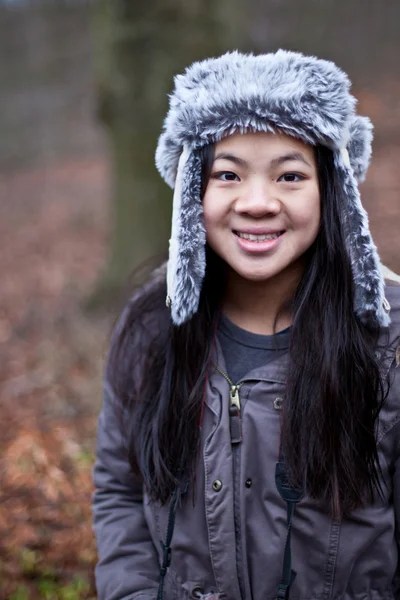 Leuk meisje in de winter — Stockfoto