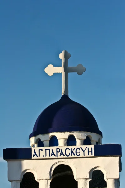 Igreja cruz no fundo do céu — Fotografia de Stock