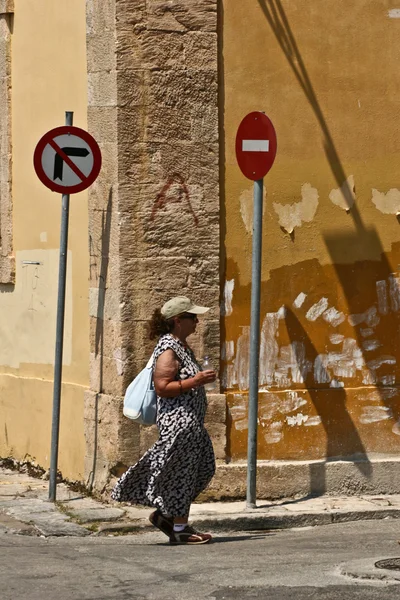 Trafik skylt på gatan — Stockfoto